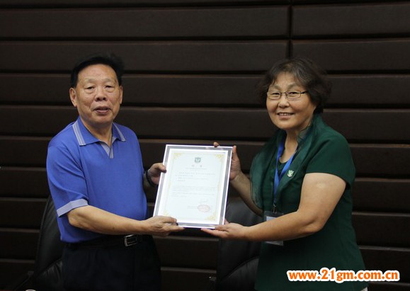 兒研會(huì)主任趙蓮勤女士（右）將聘任書(shū)交給張逢堂將軍（左）