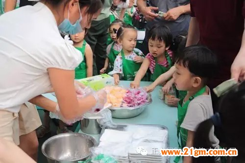 河南洛陽正大偉才幼兒園“關(guān)愛留守兒童夏令營”之愛心義賣活動