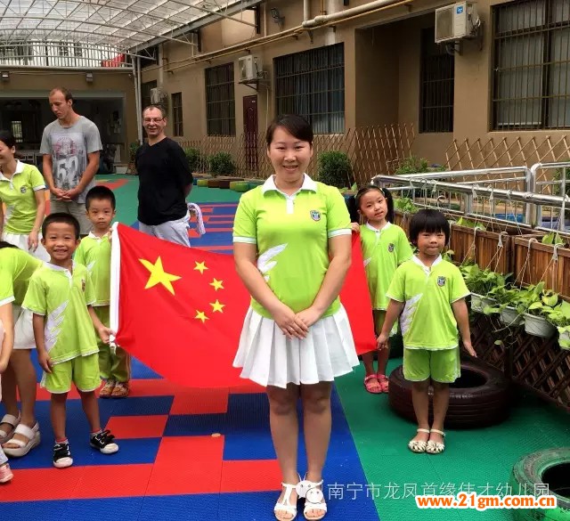 廣西南寧龍鳳首緣偉才幼兒園：開學日，升旗禮