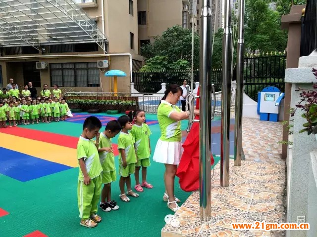 廣西南寧龍鳳首緣偉才幼兒園：開學日，升旗禮