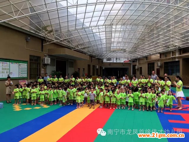 廣西南寧龍鳳首緣偉才幼兒園：開學日，升旗禮