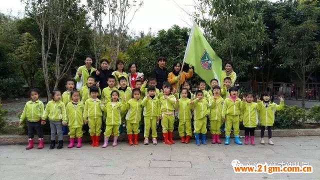 廣西東興市偉才幼兒園“種花生”社會(huì)大課堂活動(dòng)