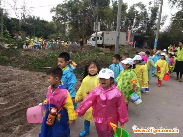 廣西東興市偉才幼兒園“種花生”社會(huì)大課堂活動(dòng)