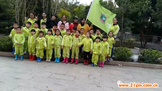 廣西東興市偉才幼兒園“種花生”社會(huì)大課堂活動(dòng)