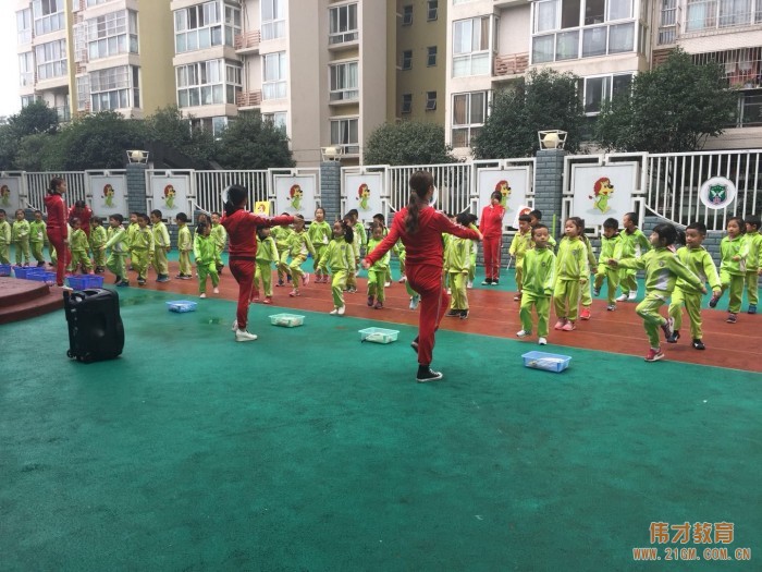 四川成都溫江時(shí)代西錦偉才幼兒園：快樂早操，快樂游戲