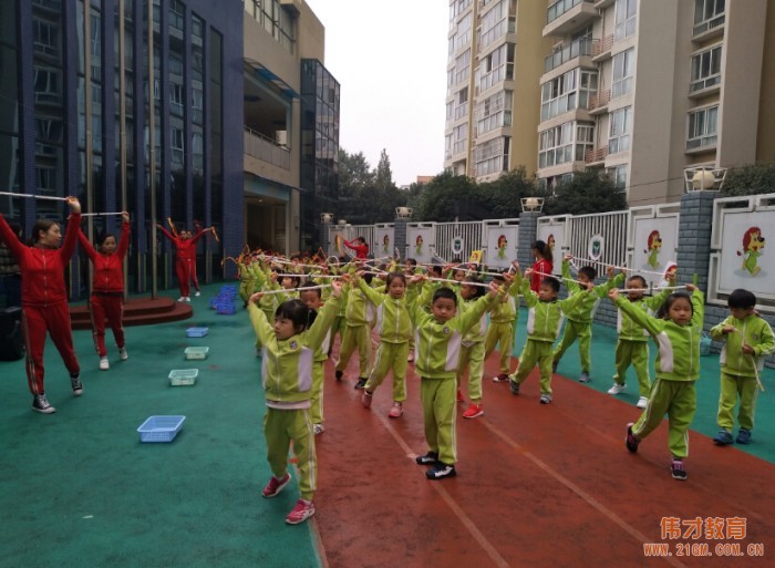 四川成都溫江時(shí)代西錦偉才幼兒園：快樂早操，快樂游戲