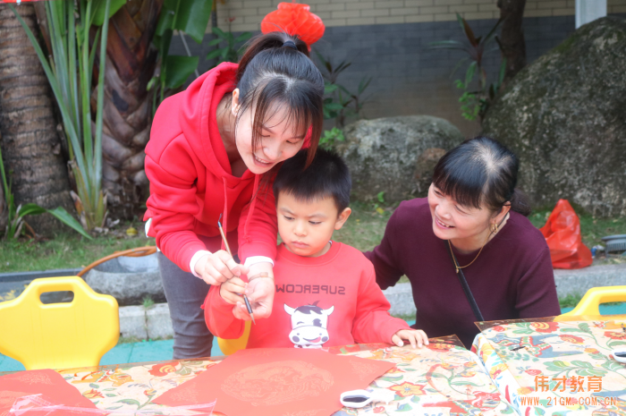 廣西東興天鵝湖偉才幼兒園：迎新春，逛廟會(huì)