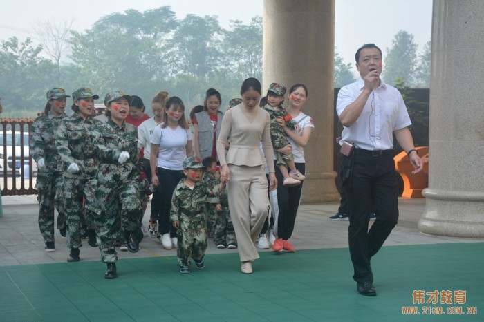 潼南偉才幼兒園慶祝建國70周年 “我是小小兵”親子運(yùn)動會