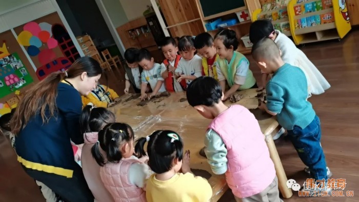 歡樂(lè)課堂：一起玩泥巴！丨甘肅天水佳水岸偉才幼兒園